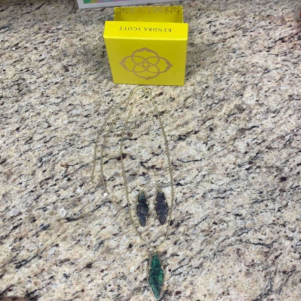 Kendra Scott black and green crackled adjustable necklace and earrings in gold.